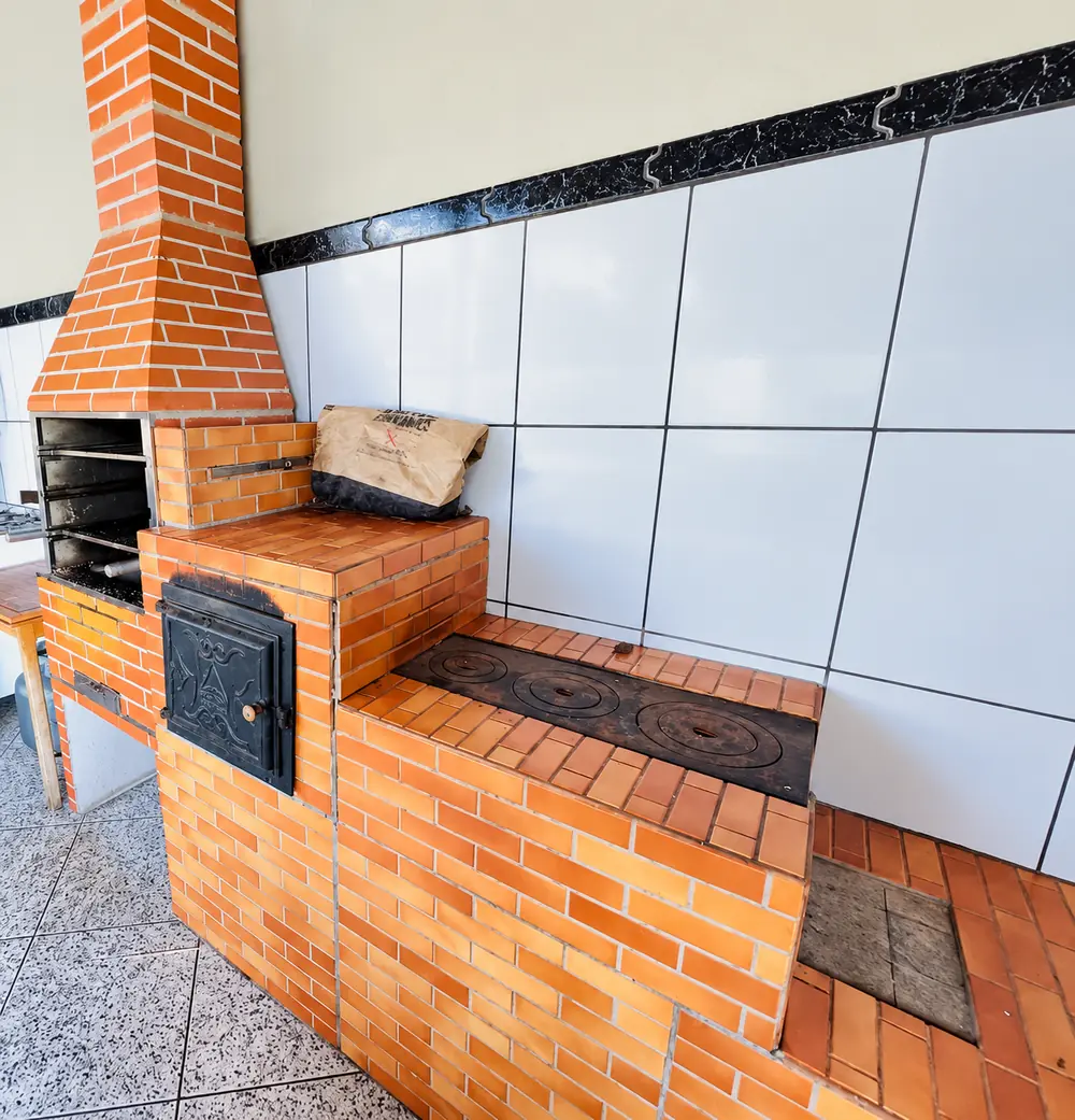 Churrasqueira de tijolinho com forno e fogão a lenha de três bocas
